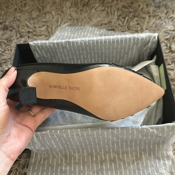 Black Pointed Toe Pumps - Picture 4 of 6